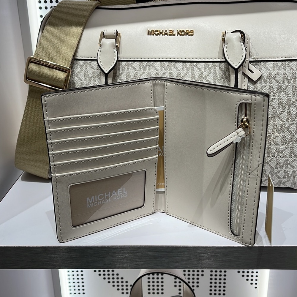 Michael Kors Jet Set Travel Passport Wallet
Light Cream Signature/Golden-NWT - Picture 10 of 16